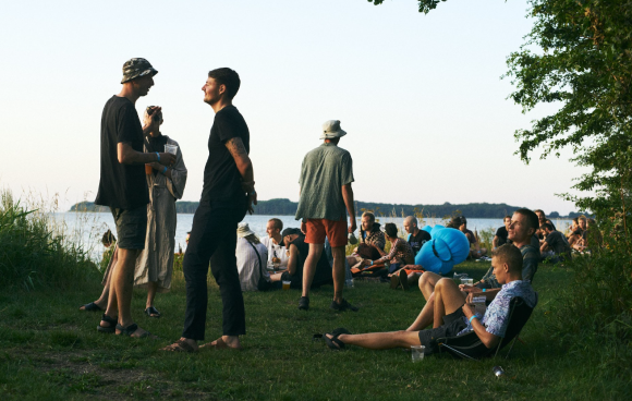 Skovtrance Picnic ved DJs Kristian Andersen, Filen og Fytogast. Arkivbillede